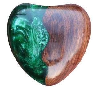 Urna de recuerdo de corazón llena de resina exquisita, Mini urna de cremación con urnas ecológicas artesanales de madera de alta calidad - Product Image 1