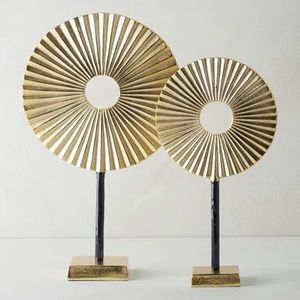 Escultura de metal decorativa de mesa futurista con materiales industriales diseñados para adaptarse a interiores y espacios de trabajo minimalistas modernos - Product Image 2