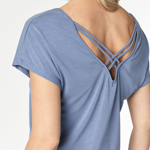 T-shirt à col en V personnalisé de haute qualité pour femmes avec logo OEM T-shirt élégant bon marché directement de l'usine du Bangladesh - Product Image 2