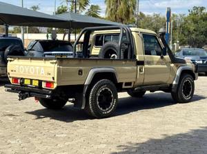 Toyotaas pour LandCruiserr Single Cabin 4x4 Pickup Série 79 Fabriqué au Japon Diesel Carburant Automatique/Boîte de vitesses Taille des pneus R18 - Product Image 3