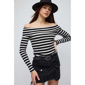 Blusa Elegante con Hombros Descubiertos, Diseño Casual, Tejido de Viscosa y Algodón, Talla Única para Mujer, Logotipo Frontal, Corte Ajustado - Product Image 1