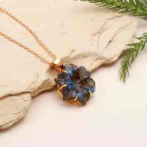 Pendentif fleur en labradorite naturelle fait à la main collier de pierres précieuses sculpté 19 Mm pierre élégante bijoux de guérison cadeau pour elle - Product Image 2