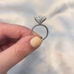 Bague de fiançailles solitaire en diamant de laboratoire rond 5,80 carats, sertie pavé, certifiée IGI D-E-F VVSVS, accessoire de mariage éblouissant - Product Image 2