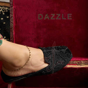 Embrassez l'élégance intemporelle : Khussa classique, couleur personnalisée, velours riche, fait main, semelle antidérapante. - Product Image 4