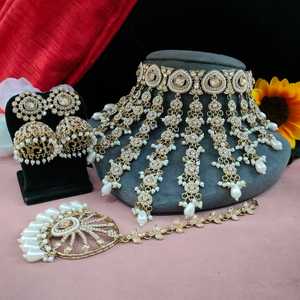 Conjunto de Collar con Perlas Intrincadas y Kundan, Diseño Único, Conjunto de Collar Contemporáneo con Maang Tikka, Atractivo Estilo Real, Nueva Colección - Product Image 1