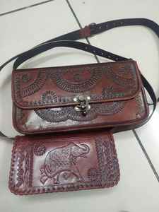 Monedero de cuero repujado y bolsa con cremallera de cuero repujado - Product Image 2