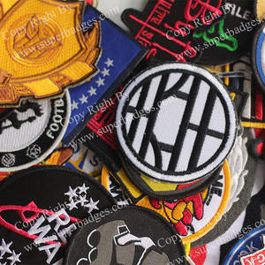 Parches bordados de texto y logotipo personalizados con insignias cosidas con cuentas de detalle preciso para uniformes y decoración de bolsos - Product Image 2