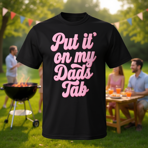 T-shirt con grafica 'Put IT on My Dad's' per la festa del papà o il compleanno di papà, t-shirt promozionale personalizzabile - Product Image 3