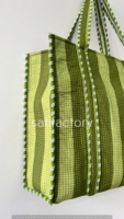 Sac fourre-tout matelassé en coton réutilisable pour femmes avec fermeture ouverte à l'épaule indienne faite à la main fond blanc