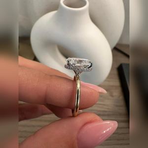 Anillo de Compromiso con Diamante Cultivado en Laboratorio de Corte Ovalado de 4.00 Quilates VVS2 de Primera Calidad al por Mayor, Halo Oculto para Ella, Compra al por Mayor - Product Image 1