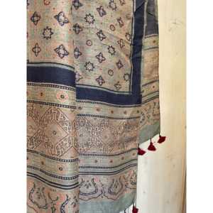 Pañuelo de Seda Ajrakh Tussar con Estampado a Mano de Estrellas al Atardecer, 100% Satén, Largo, Cuadrado, para Uso en Verano e Invierno - Product Image 1