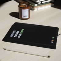 Cuaderno de Tapa Dura de Cuero Sintético Reciclado Negro Premium con Cierre Elástico, Papel Offset y Kraft con Estampado en Caliente