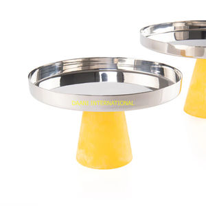 Juego de soporte de pastel de plata hecho a mano de 2 expositores de postres con parte superior de acero inoxidable pulido y base de efecto mármol amarillo para fiestas - Product Image 2