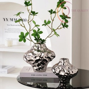 Jarrón de Metal Contemporáneo para Hogares Modernos, una Solución Decorativa Elegante para Mesas, Estantes y Esquinas - Product Image 3