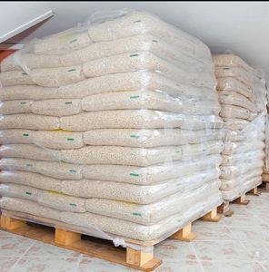 Granulés de bois de pin de qualité supérieure en gros, faible humidité 8%, pour une combustion longue durée et une chaleur élevée - En promotion - Product Image 4