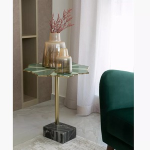 Mesa auxiliar moderna de forma cuadrada superior de cristal con base de metal, perfecta para sala de estar, cafetería, oficina y espacios elegantes de la India - Product Image 6