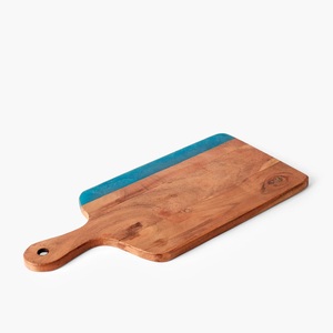 Tabla de cortar de madera de resina epoxi pulida hecha a mano, tabla de cortar decorativa para el hogar tallada con estilo de amor único - Product Image 2