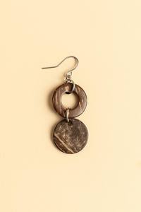 Pendientes de concha de coco de doble disco, Pendientes colgantes marrones naturales ecológicos hechos a mano, joyería sostenible ligera para mujer - Product Image 3