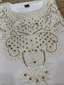 Ensemble Kurti et pantalon blanc brodé élégant avec dupatta doux pour les occasions traditionnelles - Product Image 4