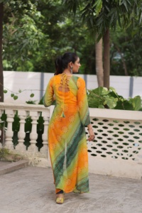 Kurti attrayant en faux georgette avec imprimé bandhani et patchwork kutchi, fabriqué en Inde - Product Image 4