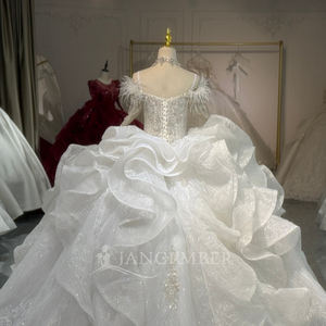 Robe de mariée élégante et moderne XS253, longue, à col bateau, en plumes et cristaux, avec applications en dentelle bouffante et motifs floraux - Product Image 6