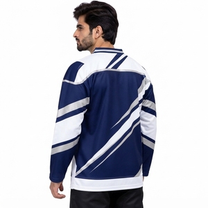 Maillot de hockey sur glace élégant, fabriqué avec un tissu durable et une construction confortable, offrant une finition soignée et des coutures robustes. - Product Image 5