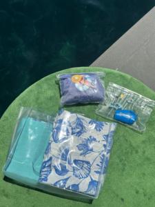 3-Piece Clear PVC Beach & Cosmetic Bag Set | Transparent 3-in-1 Wet Swimwear Pouch & Slide Zipper <b>Sunscreen</b> Bag - Product Image 4