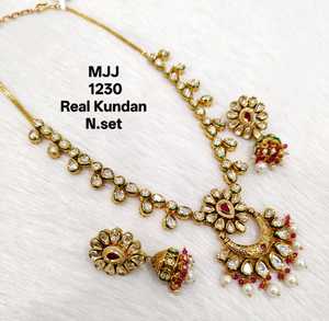 Superbe collier Kundan pour les mariées Look Premium et designs personnalisés Idéal pour les boutiques ethniques à la recherche de bijoux tendance - Product Image 1