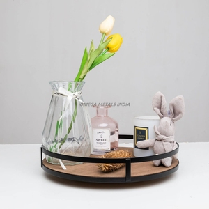 Elegante bandeja blanca de tres niveles con diseño elegante y mango de metal, ideal para presentar postres y aperitivos - Product Image 3