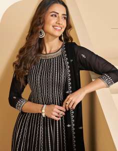 Vente en gros de salwar kameez pakistanais à 3 pièces avec de riches broderies pour l'exportation mondiale depuis l'Inde - Product Image 4