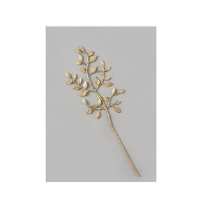 Lujoso marcapáginas de metal dorado con detalles grabados, perfecto para lectores que aprecian los accesorios elegantes y duraderos - Product Image 2