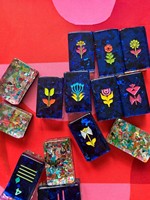 Tuiles de mahjong populaires à motif bleu avec des dos à l'aspect écaille coloré, des symboles audacieux et un attrait visuel accrocheur pour la table