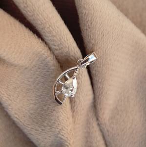 Collier pendentif solitaire léger en moissanite à une pierre avec chaîne Pendentifs et breloques minuscules - Product Image 3