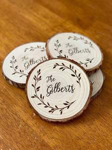 Posavasos de madera gruesa hechos a mano diseñados para resistir manchas de bebidas con hermoso acabado de madera texturizada y diseño elegante - Product Image 2