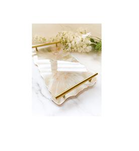 Plateau design en résine avec poignée en métal pour décoration de table de salon, de cuisine et de salle à manger. - Product Image 1