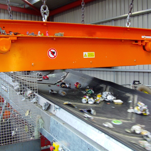 Aimant autonettoyant <span class=keywords><strong>à</strong></span> courroie transversale de 3 pieds de long et 30 pouces de large pour mettre sur un convoyeur tirant le métal hors de la saleté - Product Image 2