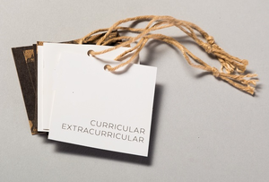 Étiquette volante en papier personnalisé de haute qualité étiquettes de vêtement de luxe étiquette carte d'en-tête conception personnalisée acceptée pour l'étiquetage des prix des vêtements - Product Image 2