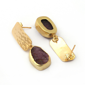 Pendientes colgantes hechos a mano naturales de rubí de Julio con piedra martillada, juego de pinzas chapadas en oro, joyería al por mayor, tachuelas de moda - Product Image 2