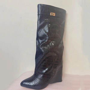 Botas de caña alta con cremallera lateral y punta puntiaguda de piel de cocodrilo para otoño - Product Image 3