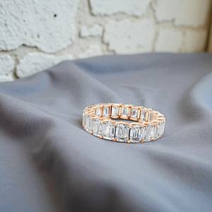 Bague d'éternité complète en pierre de Moissanite taillée en émeraude E-F/VVS-VS de 3.20 carats fabriquée en argent sterling 925 pour unisexe - Product Image 4