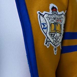 Bomber en tricot jaune pour femme avec accents bleus manches côtelées vêtements d'extérieur légers de style sororité pour un usage quotidien - Product Image 4