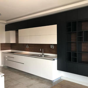Projet de cuisine de luxe sur mesure avec plan de travail en marbre noir armoires blanches modernes îlot central et mobilier d'intérieur élégant - Product Image 2