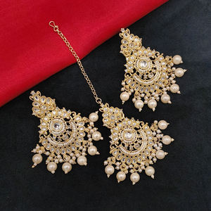 Elegantes pendientes colgantes de cuentas y piedra Kundan chapados en oro con Maangtikka a juego perfecto para looks festivos y glamour étnico - Product Image 4