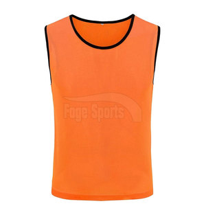 Maillots et gilets de football pour adultes - Respirants, légers, 100% polyester, couleurs et logo personnalisés, équipement d'entraînement de haute qualité pour hommes - Product Image 1