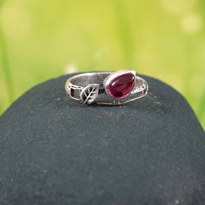 Bague en grenat d'éternité en argent sterling 925 oxydé serti de lunette dans un style bohème classique pour cadeau d'anniversaire de fête - Product Image 5