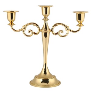 Candelabro árabe vintage de latón de alta calidad con tres brazos y acabado pulido para decoración de mesa en el hogar. - Product Image 5
