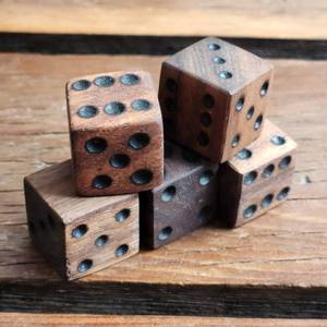 Dés en bois polyvalents adaptés à des jeux innumérables, des classiques aux nouveaux défis créatifs pour les soirées entre amis et en famille - Product Image 5