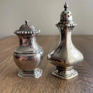 Ensemble de poivre sel en laiton de conception détaillée avec surface texturée et bords lisses idéal pour les cadeaux et l'affichage - Product Image 1