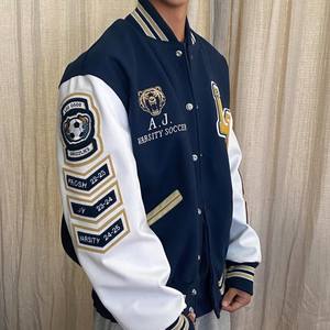 Chaqueta Universitaria de Lana y Cuero Azul Marino y Blanca al por Mayor, Chaqueta con Logotipos Personalizados Bordados en Chenilla - Product Image 3