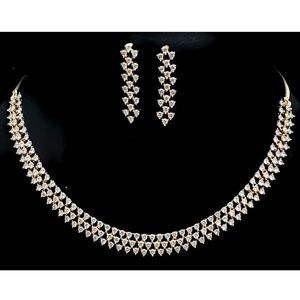 Conjunto de collar brillante Clásico Sparkle Collar Pendientes Diseñador Acabado en plata Conjunto de joyas con collar real para fiesta de boda - Product Image 1